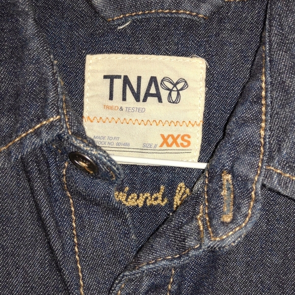 3/ $30 NWOT tna boyfriend button down denim - Picture 2 of 5